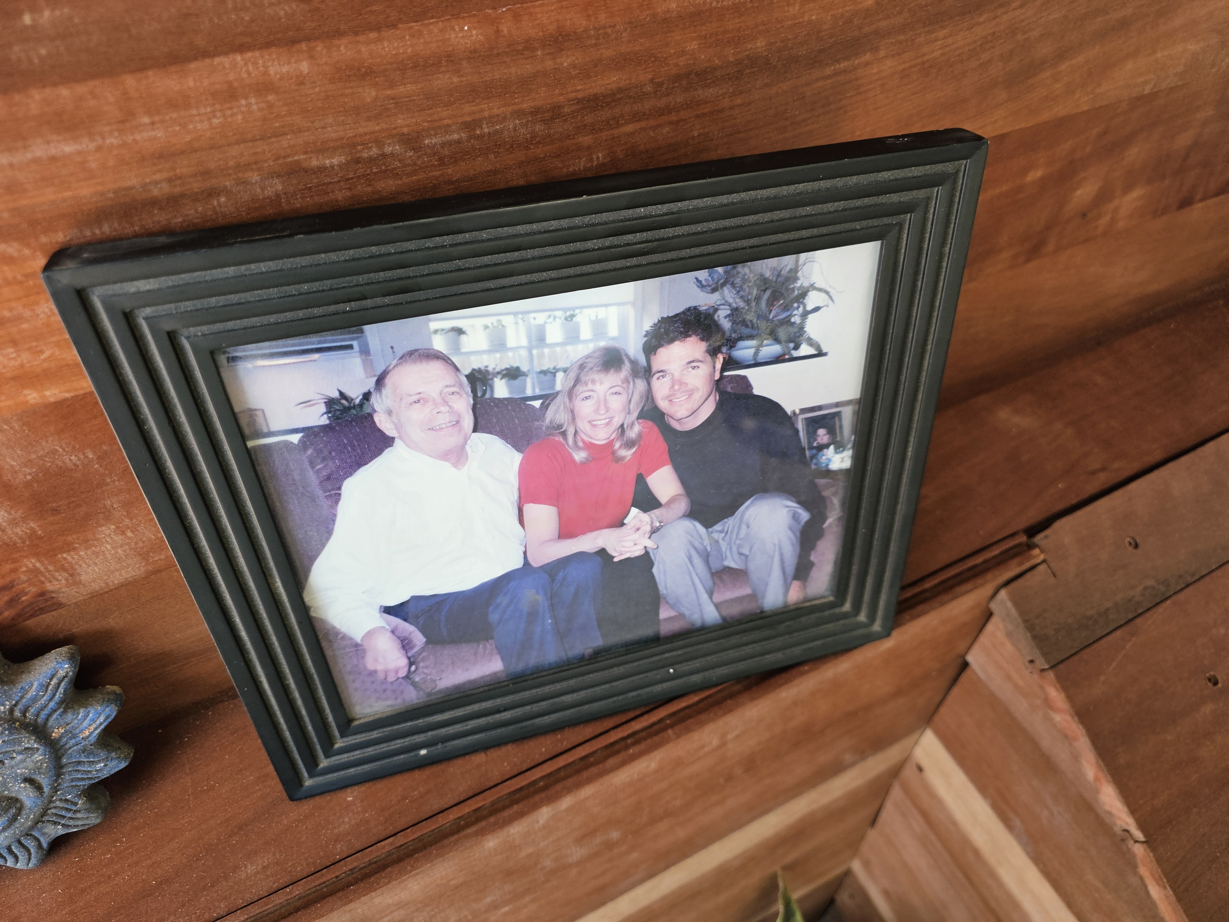 dad leigh me on wall